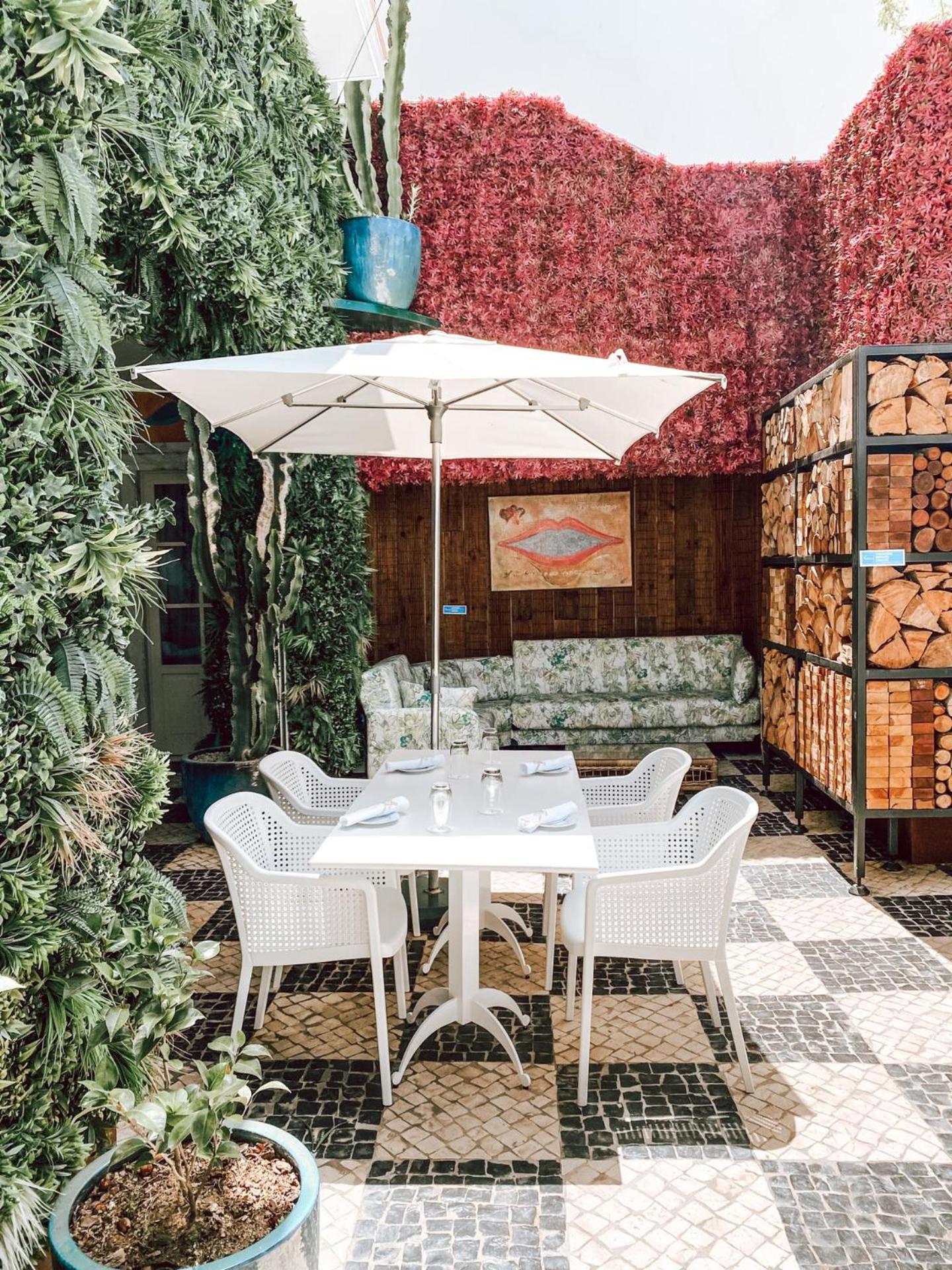 Alentejo Marmoris Hotel & Spa, A Small Luxury Hotel Of The World Vila Viçosa Exterior foto The patio at the restaurant