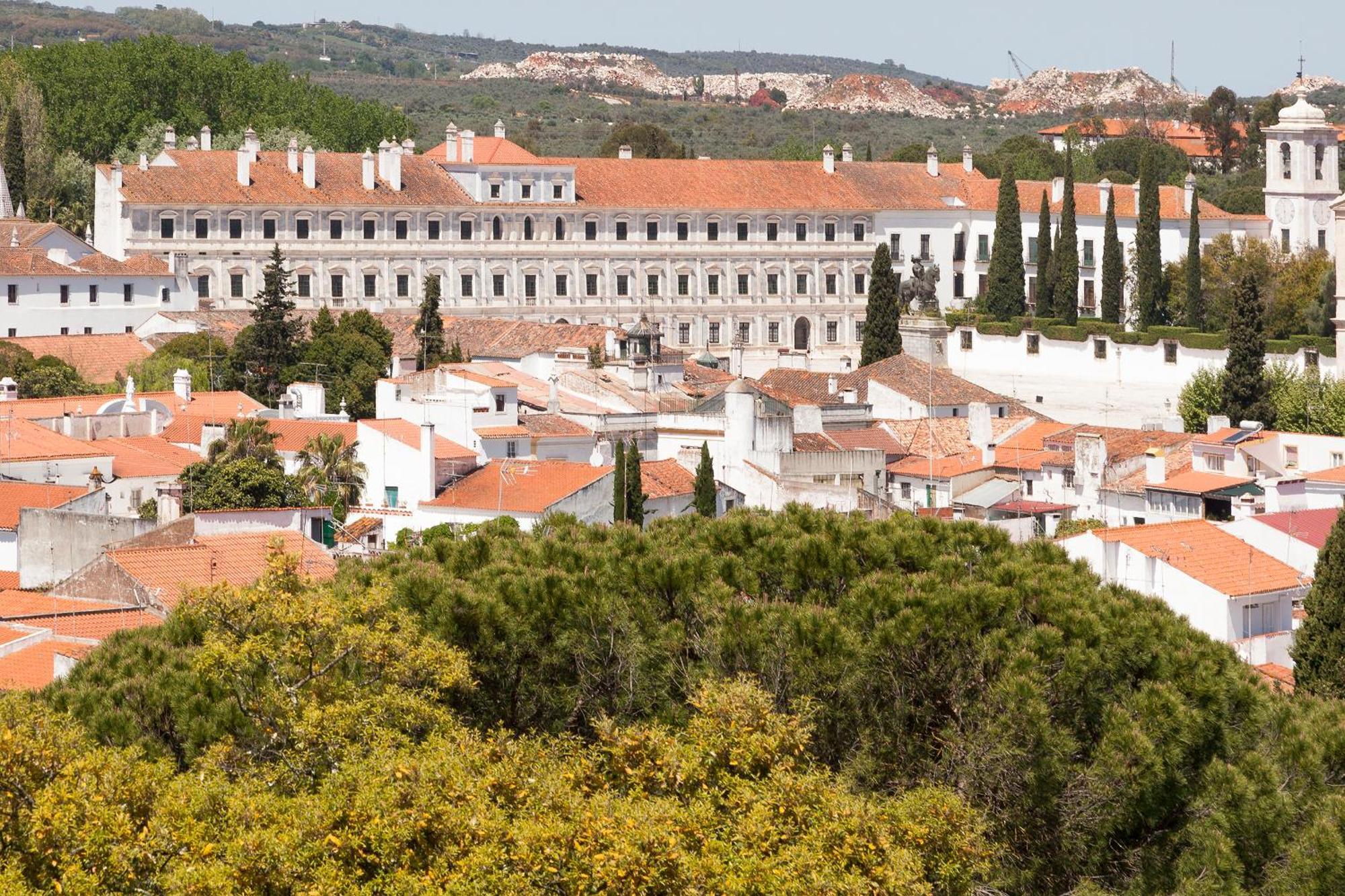 Alentejo Marmoris Hotel & Spa, A Small Luxury Hotel Of The World Vila Viçosa Exterior foto The Convent of the Order of Christ, the first university of Portugal
