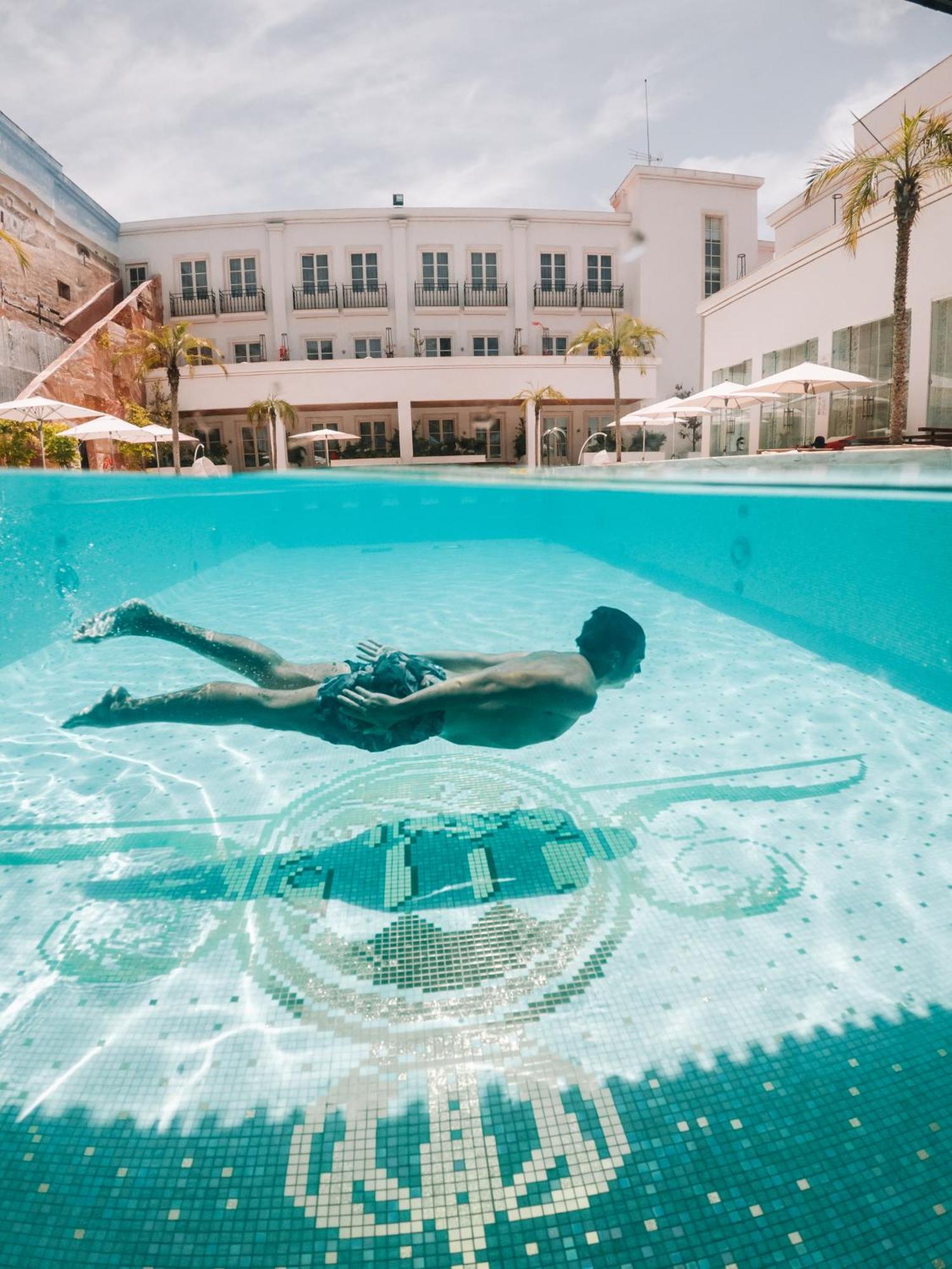 Alentejo Marmoris Hotel & Spa, A Small Luxury Hotel Of The World Vila Viçosa Exterior foto A man swimming in a pool